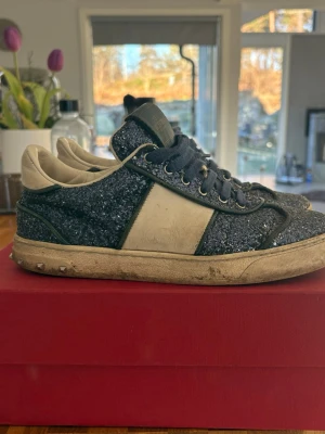 Glittriga flycrews - Jätte snygga flycrews som är marinblå och glittriga. Dom är i okej skick. Har inte tvättat dom på bilderna vilket jag självklart gör innan jag postar! Är de några funderingar är det bara att höra av sig. Pris kan diskuteras😁