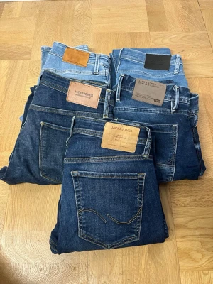 Jeans paket  - Vill du uppgradera garderoben eller börja tjäna pengar på återförsäljning? 👖✨ Nu har du chansen! Jeans i eftertraktade storlekar W30 L30–32, alla i mycket fint skick. Endast 100kr per par – först till kvarn!