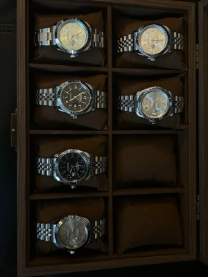 Seiko Mods  - Seiko Mods. Nh35 movement. One size, silver flättad braclet. Seiko urtavla arabic dial. Kom med bud om priset inte passar. Pris per klocka 