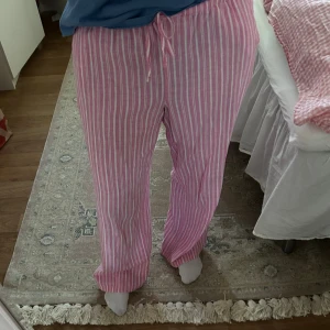 Rosa-vitrandiga linnebyxor - Säljer dessa super snygga linnebyxor i rosavitt linne!! Använd fåtal gånger men är i nyskick🩷