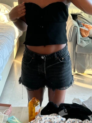 Svarta denimshorts - Denimshorts från Zara. Fint skick. 