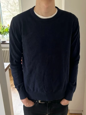 Stickad Tröja från Ellos - Säljer en marinblå stickad tröja från Ellos Collection i nytt skick. Inte använd så mycket (ca 10 gånger) eftersom den blev för liten efter första tvätten. Nypris 349 kr på Ellos. Jag är 188 cm och väger 72 kg för den som vill jämföra :)