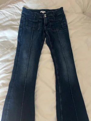 Lowwaist jeans  - Trendiga lowwast bootcut jeans med cool design. Storlek 170 i gina young, så skulle säga 36/38. Bra skick 