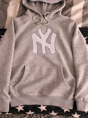 Homemade hoodie - En yankees hoodie med distressed look. Den är inte helt perfekt eftersom den är handgjord med nål och tråd. Strlk xs men passar s