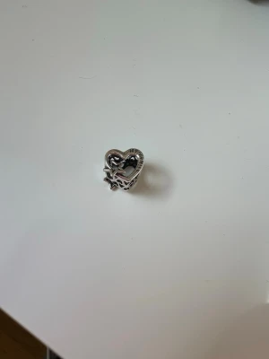 Silver hjärtberlock med mycket detaljer - Hjärtberlocken är super fin med en stjärna på och andra små detaljer ordinarie pris är 249kr, jag säljer den för 150kr