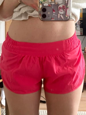 LULULEMON LOWRISE SHORTS - Sååå snygga rosa lululemon ultra lowrise löparshorts i färgen Lip Gloss!! Modellen heter Hotty Hot Low-Rise lined short och har en 2.5" längd. De köptes 2024 men har varit sparsamt använda💞🙌Färgen säljs inte längre🤩🤩Storlek 6, passar eu 34-36 bäst💖pyttelite noppriga längs typ sömmarna men det är absolut inget man märker när de är på🙌🙌