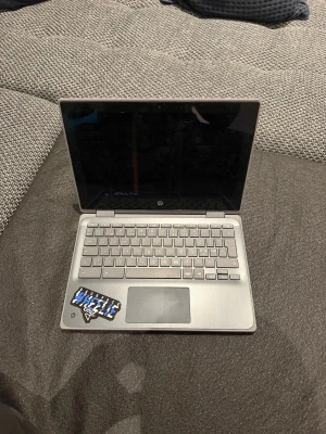 HP Chromebook med Chrome OS - Säljer en snygg och smidig HP Chromebook med Chrome OS. Datorn är silverfärgad med svart skärm och tangentbord i metall-look. Perfekt för studier eller surf, och har en cool sticker på handstödet. Lätt och enkel att ta med sig överallt.
