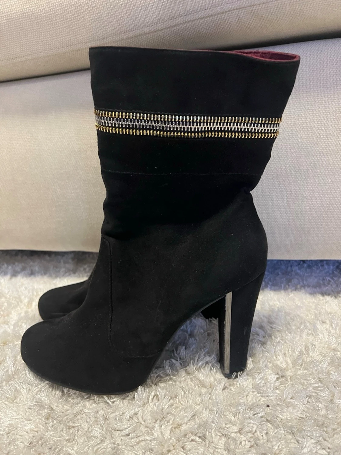 Svarta stövletter med gulddetaljer