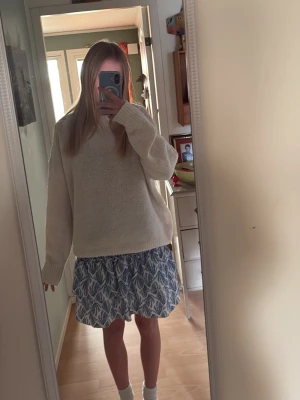 Beige stickad tröja från H&M - Jättefin beige stickad tröja ifrån H&M