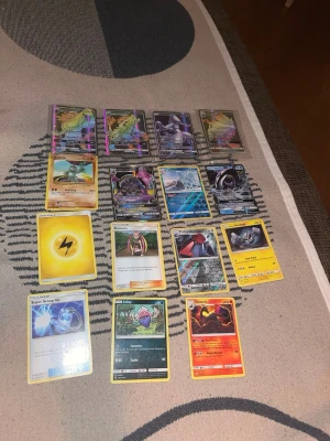 Pokémon GX - Säljer en blandad samling Pokémonkort med flera holo- och GX-kort. Innehåller både energikort, tränarkort och olika Pokémon i färger som gul, blå, röd och svart. Perfekt för dig som vill utöka din samling eller byta med vänner.kan diskutera pris. Ställ frågor om ni har.