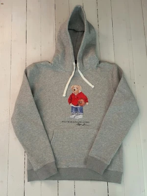Ralph Lauren polo bear hoodie herr, storlek L - Hej! Säljer denna riktigt schyssta polo bear hoodie från Ralph Lauren. Den är i storlek XL men sitter en storlek litet och passar därför som en L. Den är endast använd någon enstaka gång och är därmed i ett nyskick. Original lappar och påse finns kvar och medföljer naturligtvis vid köp. Jag fraktar alltid snabbt! Mvh