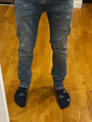 Replay jeans med sköna slitningar - Ljusblå jeans från Replay, modell Anbass, i storlek W29 L32 med slim fit-passform. Jeansen är i mycket bra skick. Nypris ligger på 1500 kr. Måtten är: midjemått 36 cm och längd 104 cm.  Kolla gärna in profilen också, där finns flera märkeskläder och skor – du hittar säkert något mer som passar 😉💯 Hör av dig om du undrar något!