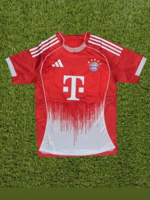 Bayern München matchtröja röd Adidas - Röd och vit matchtröja från Adidas för FC Bayern München med klubbmärke, sponsorlogga och vita detaljer. Nummer 17 och namnet Olise på ryggen. Korta ärmar, klassisk sportdesign och tillverkad i funktionsmaterial.