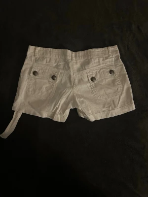 Vita shorts - Sitter som M/38.
