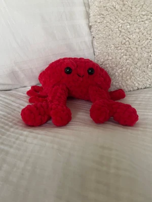 Röd virkad krabba - Supergullig röd krabba som är virkad i mjukt garn, fungerar perfekt som både gosedjur och dekoration