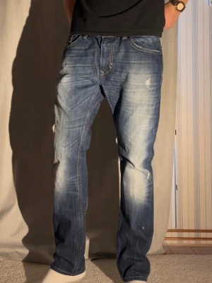 Diesel Jeans 33/32 - Säljer nu dessa galet feta jeansen från Diesel storlek 34/32 men sitter mer som 33/32 Modellen är 188cm och väger 78kg  Total längd: 104 Benöppning: 20 Midja: 43  Priset kan som alltid diskuteras, hör av er vid minsta fundering! Mvh Charlie