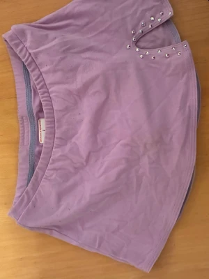 Karisma kjol i färg pony 💜 - Jag säljer denna konståknings kjolen från karisma i färgen pony. Storleken är XL child och jag skulle säga att den passar som en XXS. 