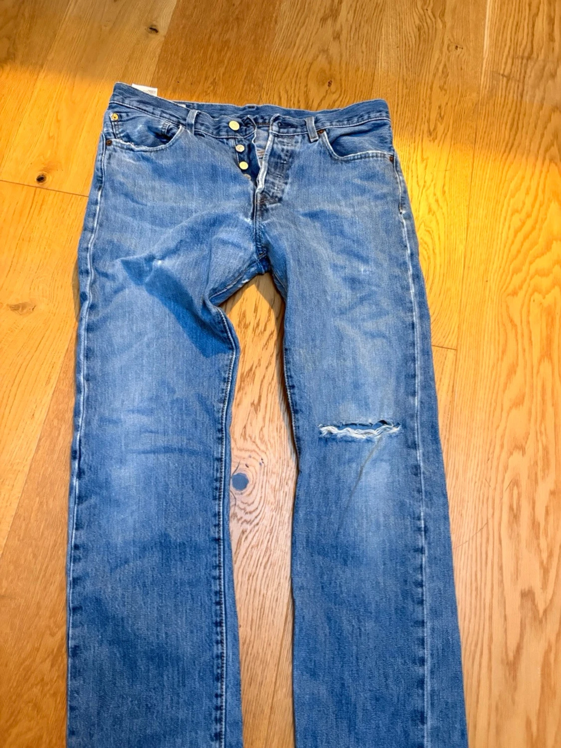 Levi's raka blå jeans med slitning - 1