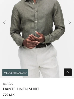 Linne skjorta  - Jag säljer en riktigt snygg linneskjorta från BLÄCK. Nypris är 799 kr. Den är endast använd 2 gånger. Obs, finns en liten fläck/missfärgning längst ner på armen som borde gå bort i tvätten. Den synns dock inte vid användning.