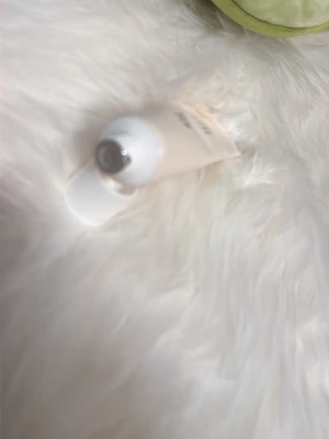 Foundation från Beauty of Joseon - Foundation i tub från Beauty of Joseon med SPF 50+ PA++++. Tuben är ljusrosa med vit skruvkork och har text på koreanska. Perfekt för dig som vill ha en naturlig bas med solskydd. Smidig att ta med i väskan.