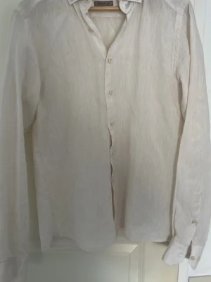 Vit linneskjorta  - Klassisk vit skjorta i linne regular fit strolek S