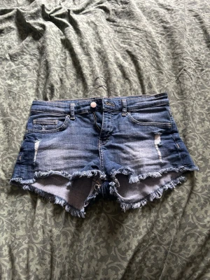 Jeansshorts  - Lågmidjade jeansshorts från hm, strl 34! Fint skick 💓 120kr+frakt! 