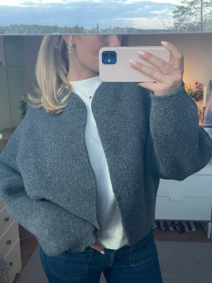 Zara kofta/jacka  - Tjockare ”kofta” från Zara, använd 1 gång, går även att vända ut och in för att få den mörkgrön, mjukt material!