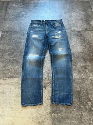Straight Fit Nudie Jeans - Gritty Jackson - Tja! Nu säljer jag mina helt nya sample sale nudies som det förmodligen para finns ett par av i hela världen🫡 Modellen heter gritty jackson och sitter straight - notera gärna att de inte sitter som 30/30 utan mer som 30/32👏 Tveka inte på att skriva ifall du har fler frågor😉 