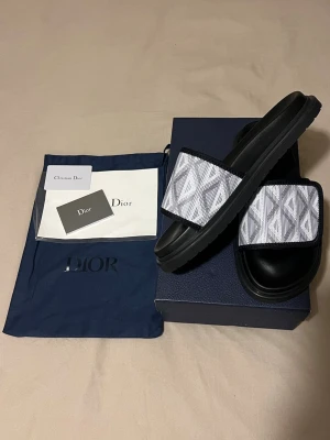 DlOR sandlas - Skick:Ny Storlek: 41 (passar 42-43) Färg:Svart/Blå Box, Dustbag&Veriferingskort följer med ✅  Postar inom 24h 📦 Snabb leverans 🚚  