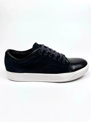 Lanvin cap toe sneakers - Lanvin cap toe sneakers. Storlek UK8 / 42. Skick 8,5. Whitening cream har applicerats på sulan. Nypris ca 5200kr. 100% autentiska.