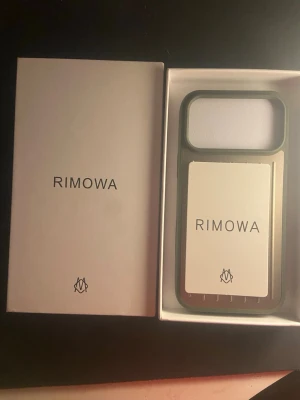 RIMOWA mobilskal  - Snyggt mobilskal från RIMOWA i grön aluminium med ikoniska räfflade linjer. Skalets design är stilren och exklusiv, perfekt för dig som vill ha ett unikt och tåligt skydd till din mobil. Passar dig som gillar premiumkänsla och modern look. Modell iPhone 17 PRO Max 