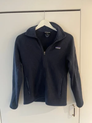 Patagonia flecce  - Snygg flecce från patagonia perfekt ni till vår sommar. Den är i bra skick och i storlek S. Hör av er vid frågor och funderingar, pris går att diskutera vid snabb affär. 