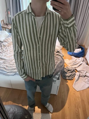 Linneskjorta från John Henric  - Skjorta från John Henric i 100% linne, perfekt till vår och sommar🤩☀️| Storlek 39 vilket motsvarar ungefär M | Väldigt bra skick✅|