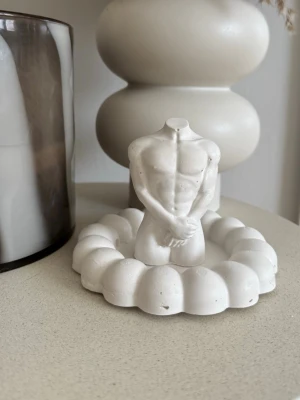 Handgjord inrednings figur - Handgjord inrednings figur formad som en manskropp, gjord av hobby betong