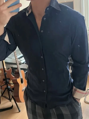Burberry skjorta - Marinblå burberry skjorta i storlek XS, inga defekter super fint skick. Nypris 5000kr mitt pris endast 999kr, hör av er vid frågor. Mvh Trend closet😊