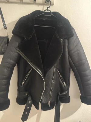 zara jacka - Säljer min ”läder” jacka från zara från förra året då den inte kommer till användning mer. Jackan är i gott skick! nypris: 1395kr🤍