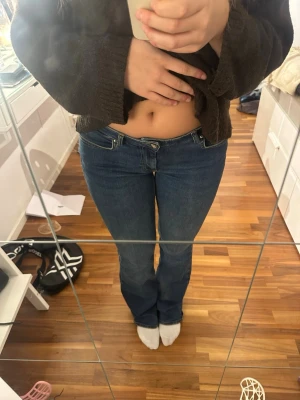 Blå bootcut jeans med låg midja - Säljer ett par klassiska blå bootcut jeans med låg midja från only. Jeansen har fem fickor, knappgylf och en snygg tvättad finish.  Perfekta för dig som vill ha ett par jeans som sitter skönt på höften.