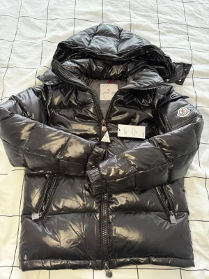 Moncler maya - Hej, sålde denna på vinted men fick retur då den icke passa, egentligen behövde jag ej ta emot retur för vinted inte står för eetur men jag är snäll! Storlek 0 (XS) passar mkg som har S, helt ny ! Verfierad av vinted så 100% äkta!