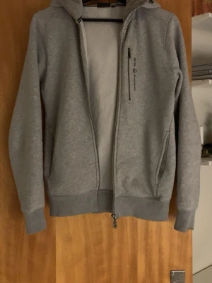 Sail racing bowman zip hoodie - Sho, har haft denna ett tag nu o ja tröttnade på denna, inga defekter eller något förutom kanske lite töjning så om du bär xs-m så kommer denna sitta becho på dig, kvitto och påse finns kvar