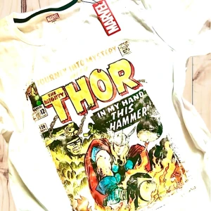 Vit T-shirt med Marvel-motiv! - Vit T-shirt med Marvel-motiv framtill i storlek M (herr). Ny med lappar.