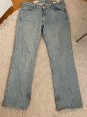 Zara jeans - Populära zara low Rise Lose fit jeans, i ljus blå. De är mer ljus blå i verkligen pågrund av ljuset. Det är smuts nere på benen men det går bort efter jag tvättat dem innan jag skickar dem. Super snygga, sköna. Säljer pågrund av att de inte kommer till använd…(har för många jeans). De ändå defekten är nere vid Benen då de va för långa för mig. 