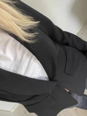 Kavaj - Jätteskön svart kavaj! Endast använd 1 gång. 🎀 Storlek M men passar även S