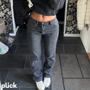 Zara jeans - Grå svarta raka jeans ifrån Zara. 💕Köpta på Plick, men passade inte mig som jag hade tänkt så säljer om dom. Lånade bilder från tidigare ägaren, skriv ifall mer bilder eller några funderingar.