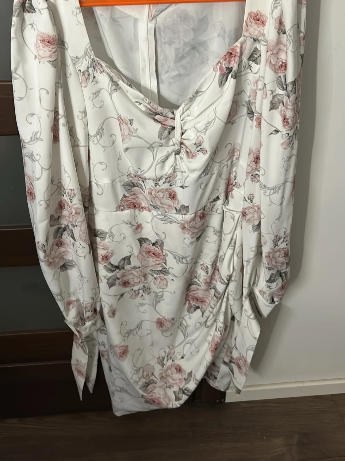 Blommig vit klänning med drapering