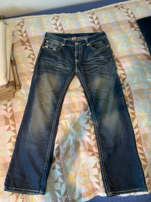True Religion jeans - Säljer sköna true religion jeans. Sotlek 38 mycket fint skick endast minimalt med heeldrag. 
