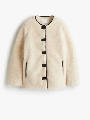 Teddy jacka - Mysig krämvit teddyjacka perfekt för alla fyra årstider. Jätte fin men har inte kommit till användning. Använd gärna köp nu 💞