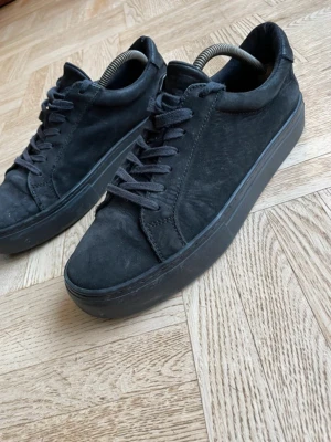 Svarta sneakers från Vagabond - Stilrena svarta sneakers från Vagabond med lågt skaft och klassisk snörning. Storlek 40 men passar 41. Mycket bra skick.
