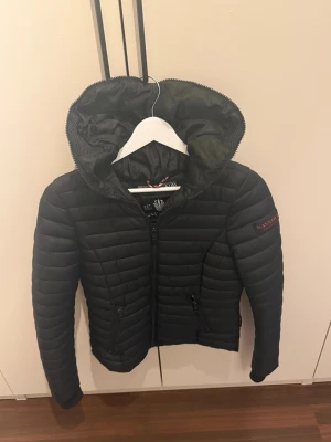 Svart vinterjacka  - Inga defekter och nypris 999kr