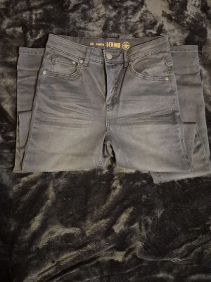 Grå jeans - Grå skinny jeans model Stella från Kappahl. Storlek 38