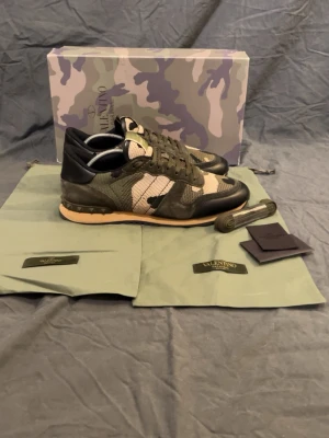 Valentino Rockrunner skor - Säljer ett par Valentino rockrunner skor  Skick: 9,2/10🧮  Inkluderat: allt og ingår!♦️  Pris: 2999kr 🎗️  Storlek: 43♣️ OBS finns en liten defekt.